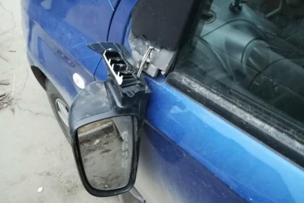 В Незлобной во время конфликта мужчина разбил зеркала и стекло на автомобиле своей знакомой